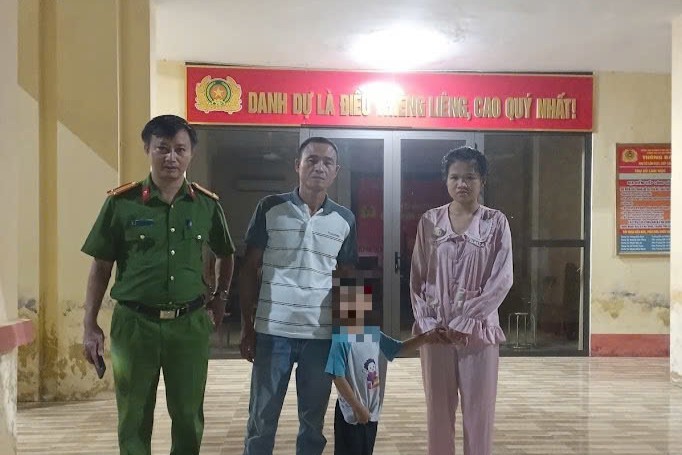 Công an xã Hà Đông giúp cháu bé đi lạc đoàn tụ với gia đình